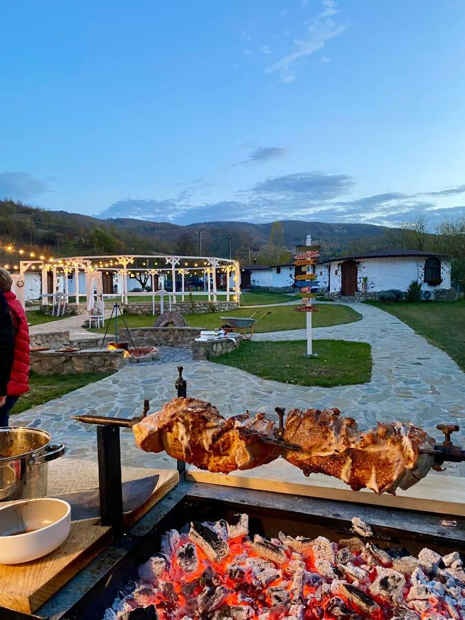 Hôtel Satul Cu Flori à Buzău Extérieur photo